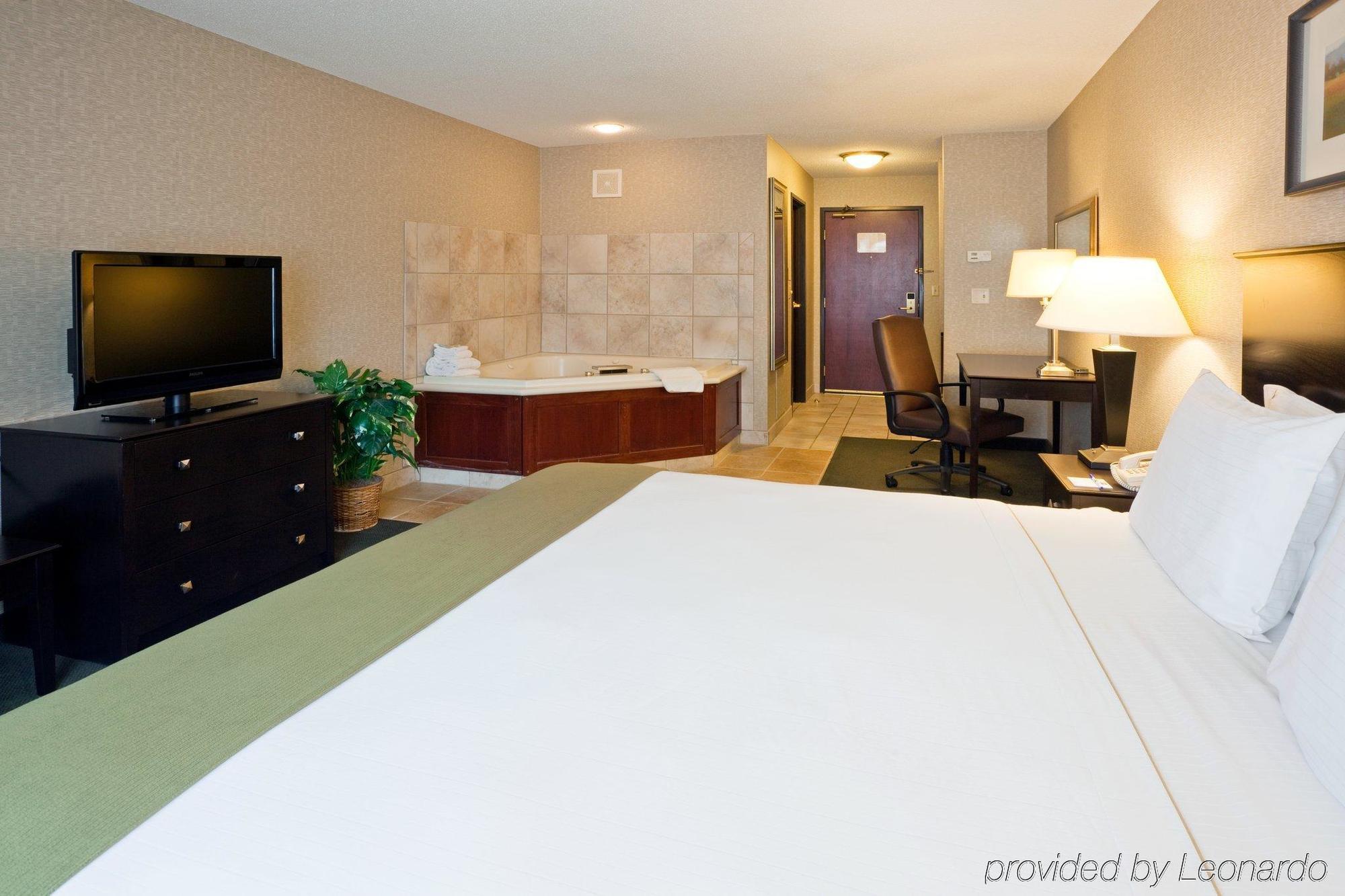 Holiday Inn Express Hotel & Suites Minneapolis-Downtown Convention Center By Ihg Exterior photo
